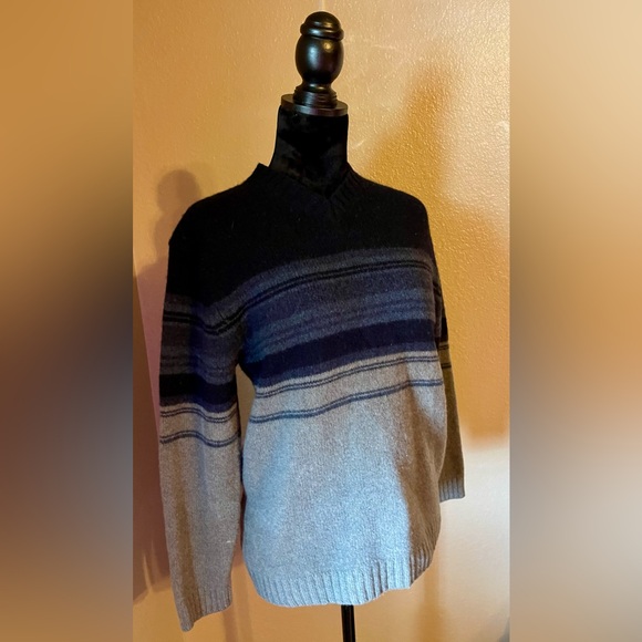 Banana Republic Women’s Sweater Size Medium - Picture 2 of 5